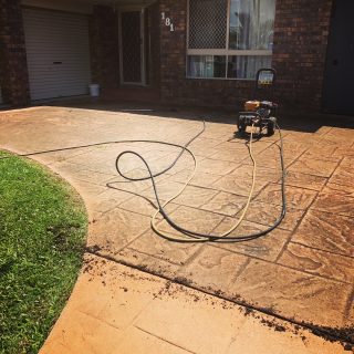 Give us 3hrs and we'll make your drive way near new...Let us prove it-Free quote👍 #gardening#gardeninggoldcoast#gardenmaintenance#gardencare#follow#look#gardener#garden#mowing#goldcoast#庭#植木屋#ガーデナー#ゴールドコースト#オーストラリア#pressurecleaning #高圧洗浄